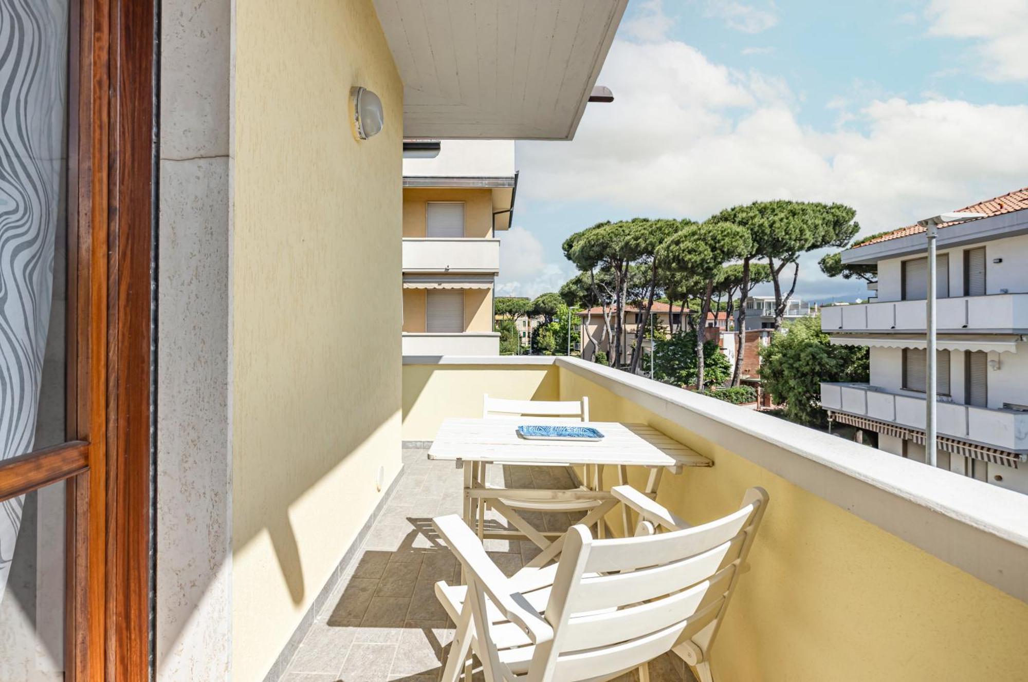 Comfy Apartment With Private Parking Near The Beach! Viareggio Exterior foto