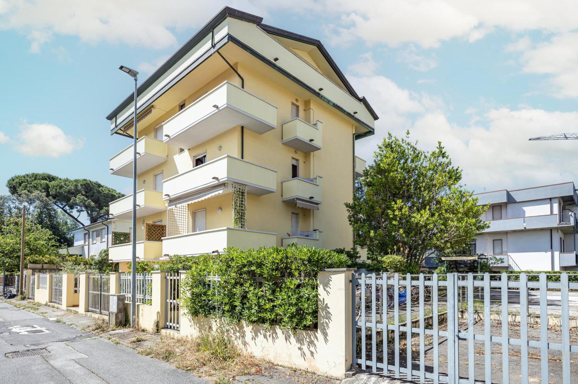 Comfy Apartment With Private Parking Near The Beach! Viareggio Exterior foto